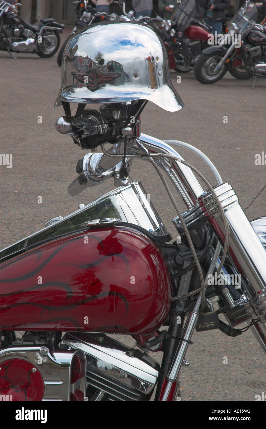 Eine hochglanzpolierte Helm am Lenker einer geparkten Harley-Davidson Stockfoto