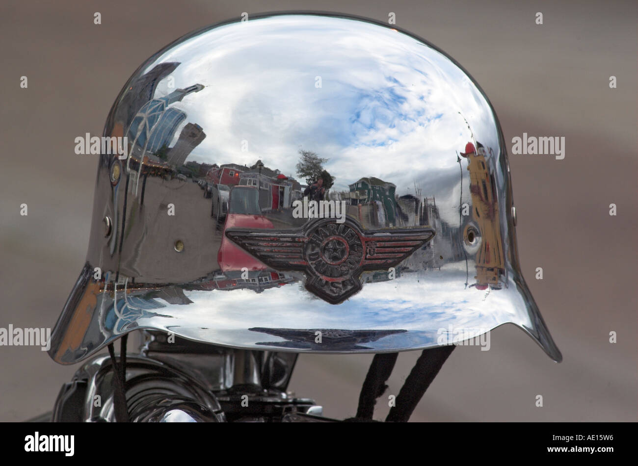 Eine hochglanzpolierte Helm am Lenker einer geparkten Harley-Davidson Stockfoto