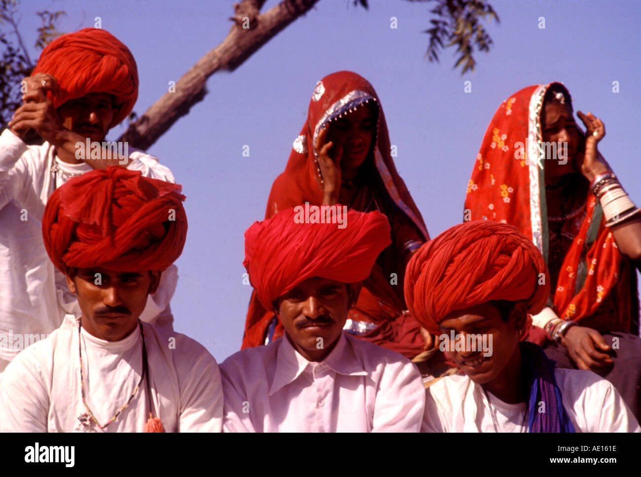 Stammes-Frauen und Männern in Rajasthan Indien Stockfoto