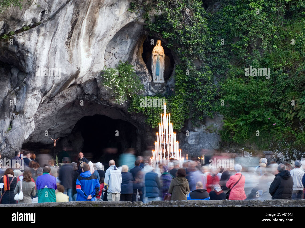 Pilger beten an der Grotte von Massabielle in Lourdes, Frankreich Stockfoto