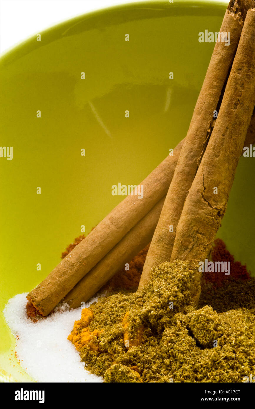 Stillleben mit einer Schüssel mit Gewürz-Zutaten für ein Lentil Dhal Rezept England UK Stockfoto