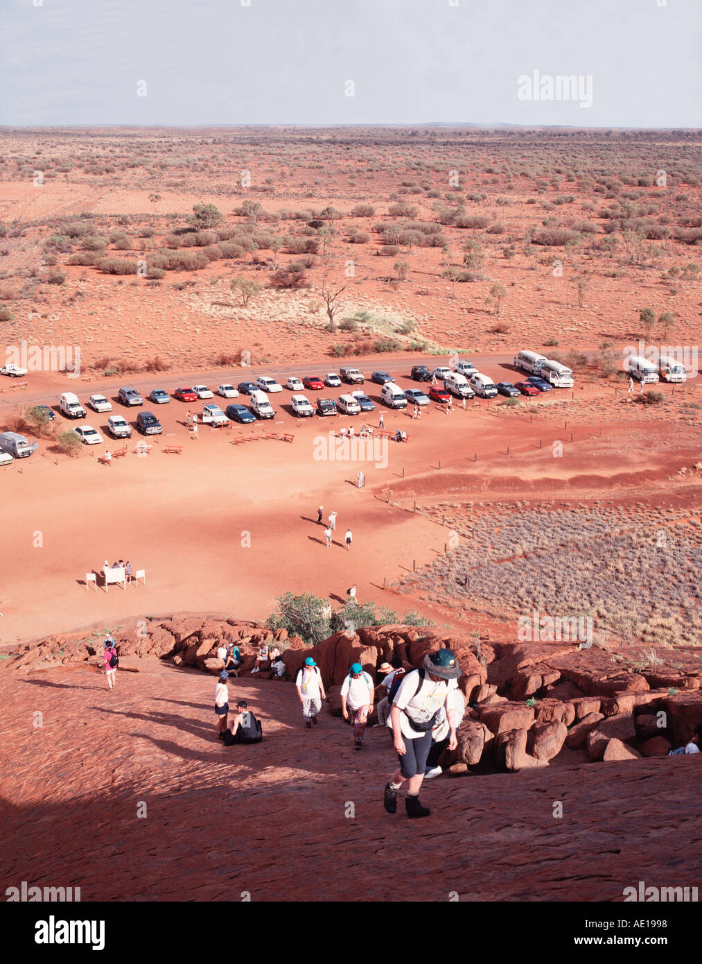 Touristen Klettern Zentralaustralien Northern Territory Australien Ayers Rock Uluru Kata Tjuta National Park Stockfoto