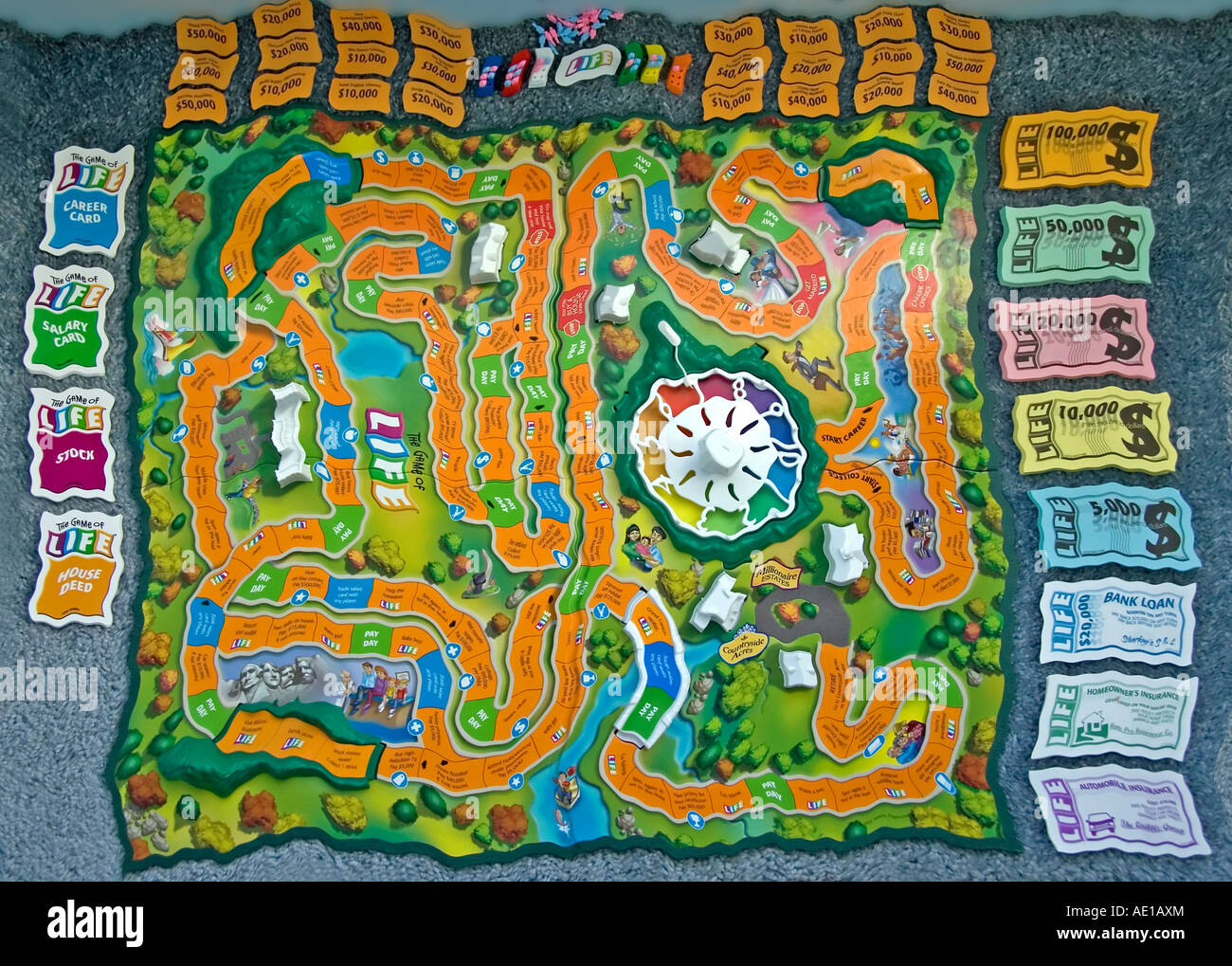 Das Spiel Des Lebens" Von Milton Bradley. Das Spielbrett & Alle Seine  "Werke, Wie Das Geld & Karten, Sind Alle Verteilt Stockfotografie - Alamy