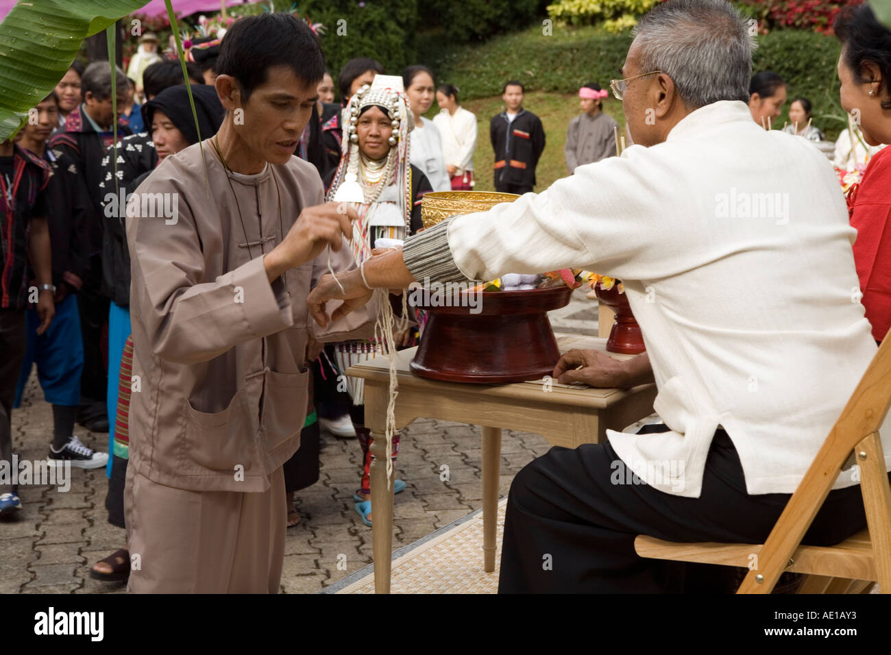 Leute zahlen in Bezug auf lokale Governers Druckmittel Festivals am Mae Fa Luang Garten Chiang Rai Thailand Stockfoto