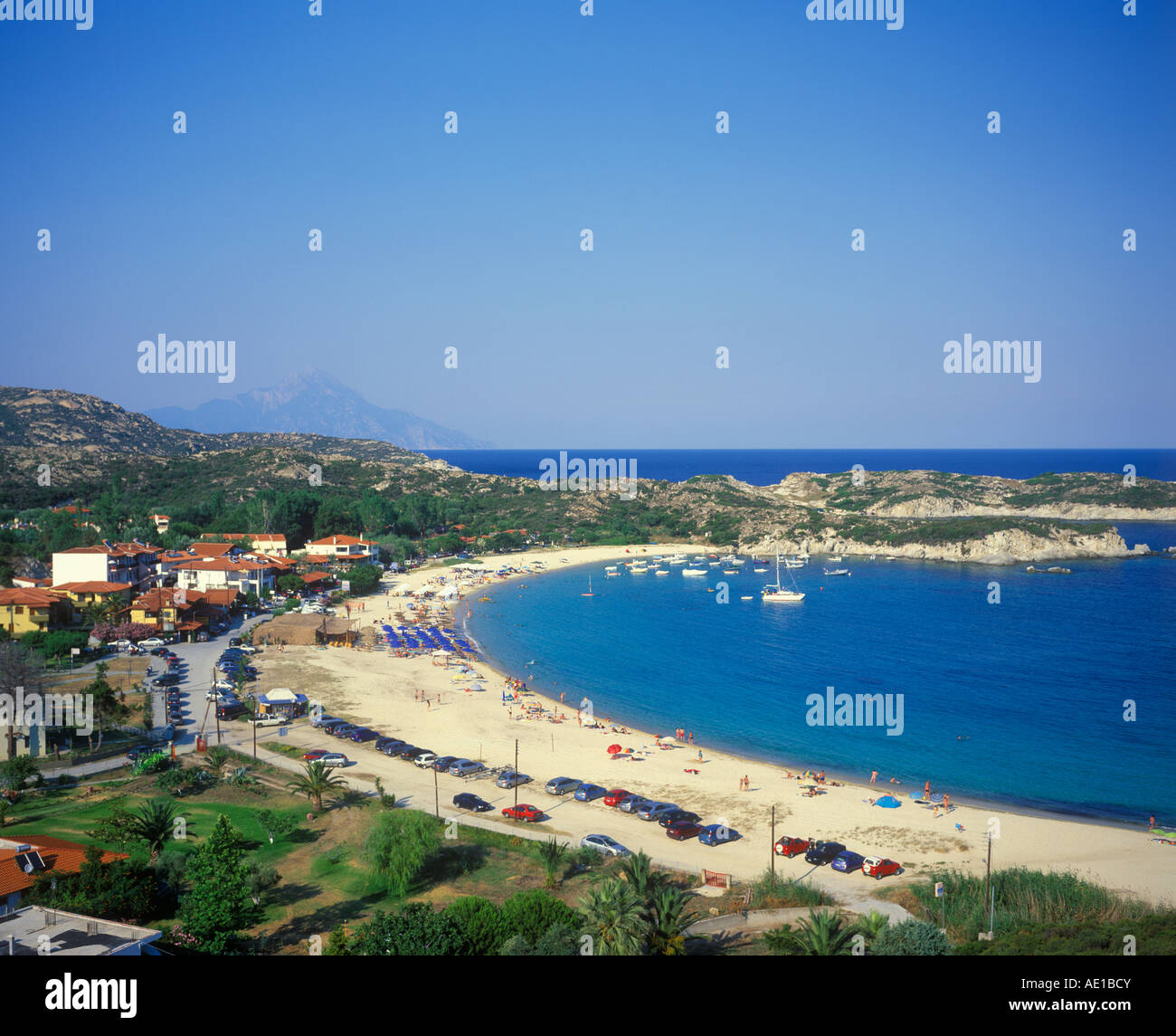 Kalamitsi Beach auf Sithonia Halbinsel auf der Halbinsel Chalkidiki in Griechenland mit dem Berg Athos im Hintergrund Stockfoto