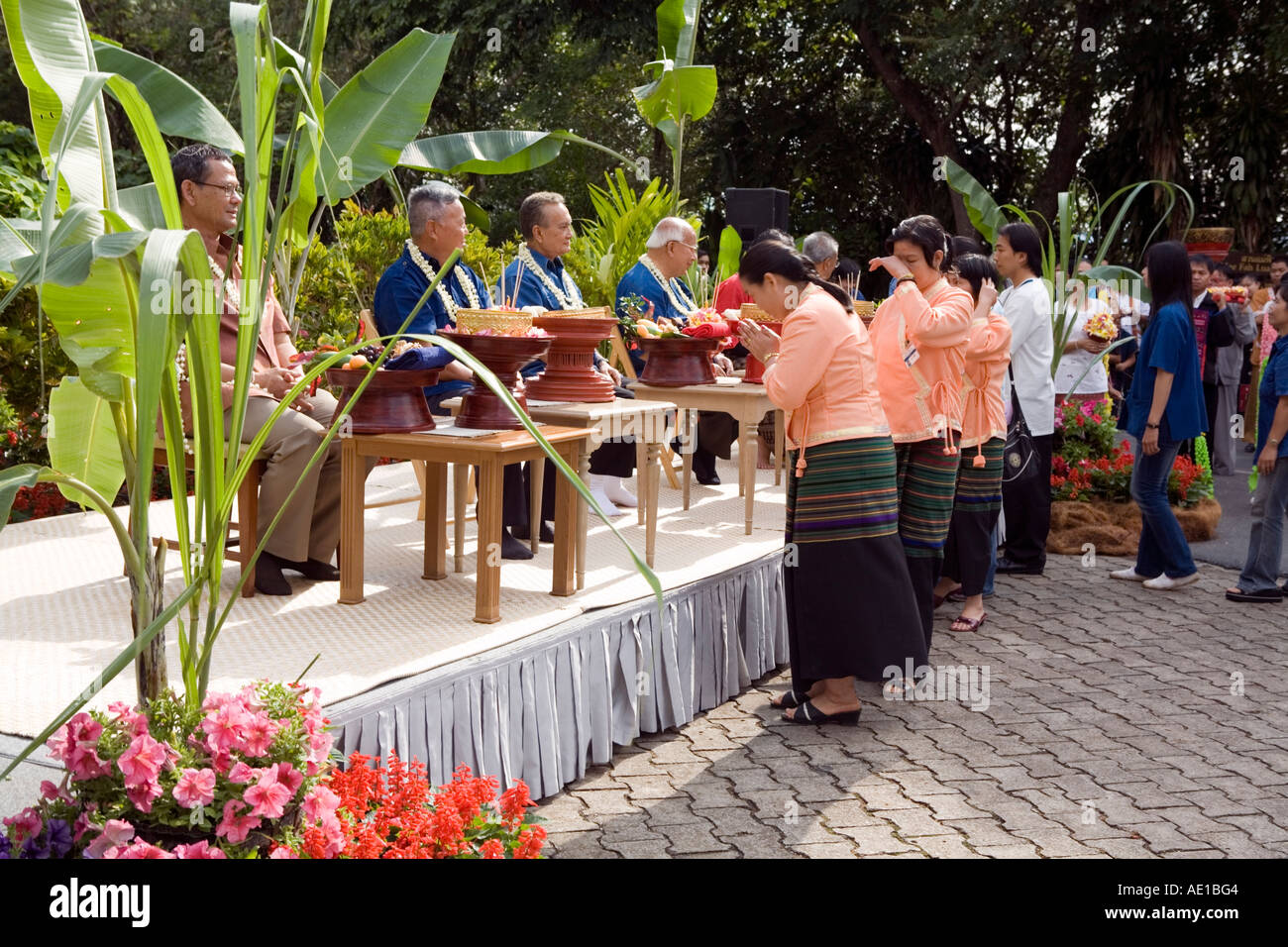 Leute zahlen in Bezug auf lokale Governers Druckmittel Festivals am Mae Fa Luang Garten Chiang Rai Thailand Stockfoto