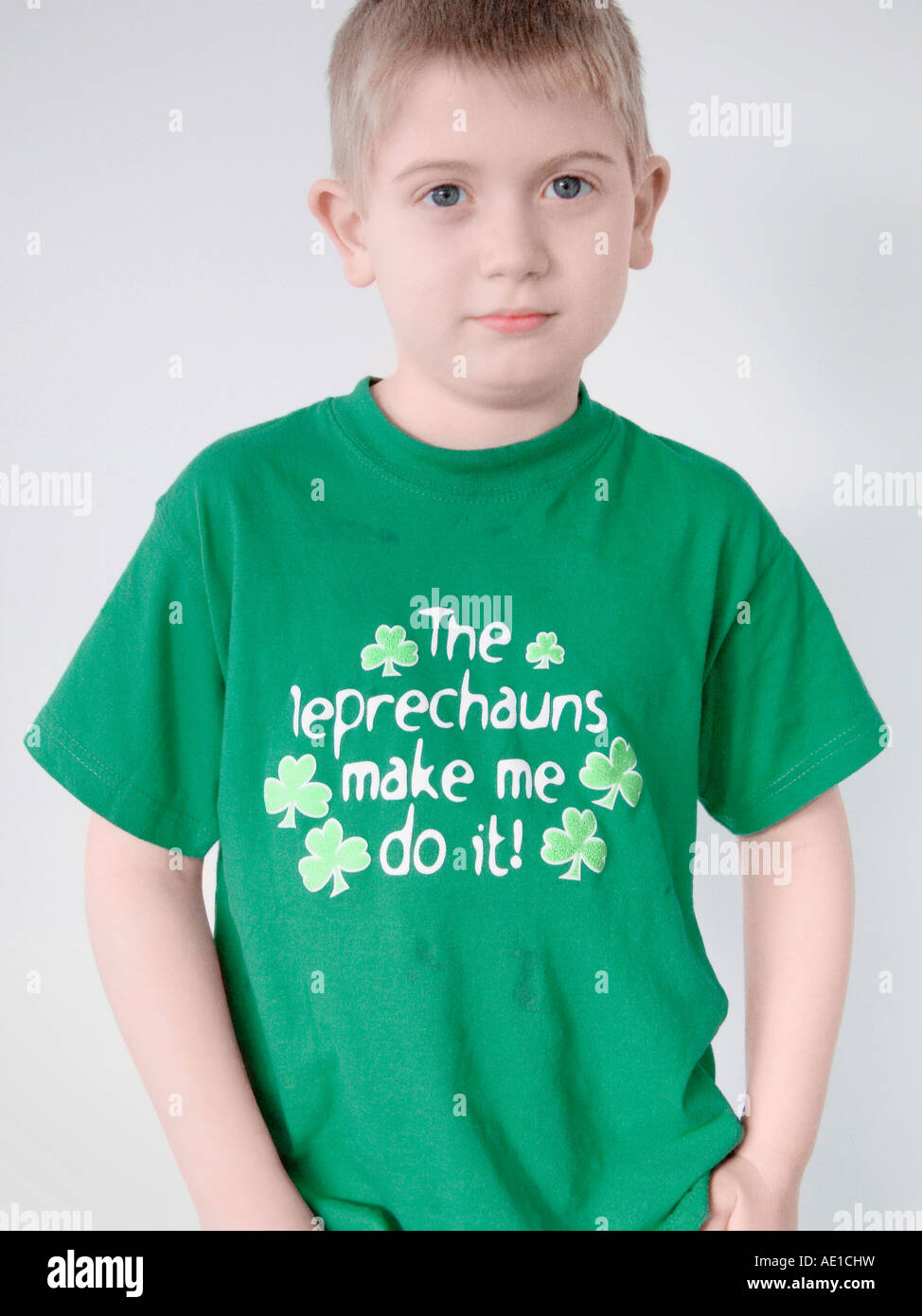 Kaukasische junge im Grünen Kobold-t-Shirt. Stockfoto