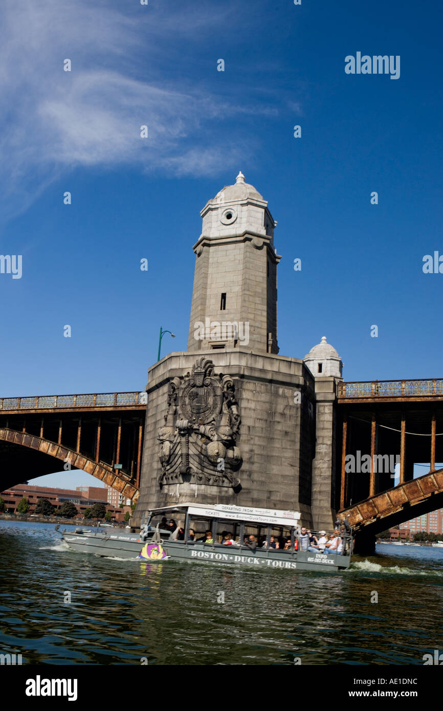 DUKW Boot vorbei an Bostons Longfellow Bridge Boston MA USA Stockfoto