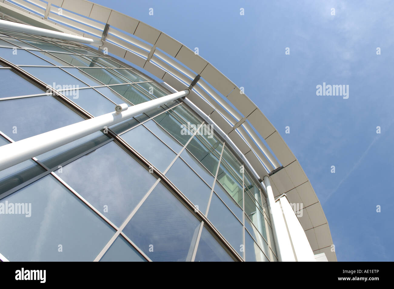 Eine Ecke des Zentrums Eden, High Wycombe vor einem heißen blauen Himmel. Stockfoto