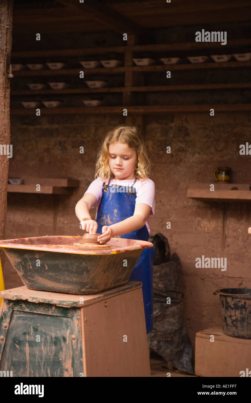 Junges Mädchen wirft einen Topf am St. Fagans nationales Geschichte Museum Cardiff Wales Sain Ffagan Amgueddfa Werin Cymru Caerdydd Stockfoto