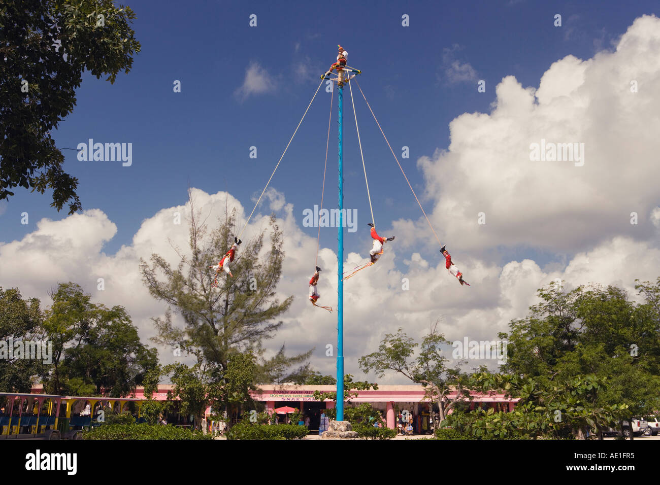 Los Voladores de Papantla in Tulum Ruinen Markt Tulum Mexiko Quintana Roo Mx Stockfoto