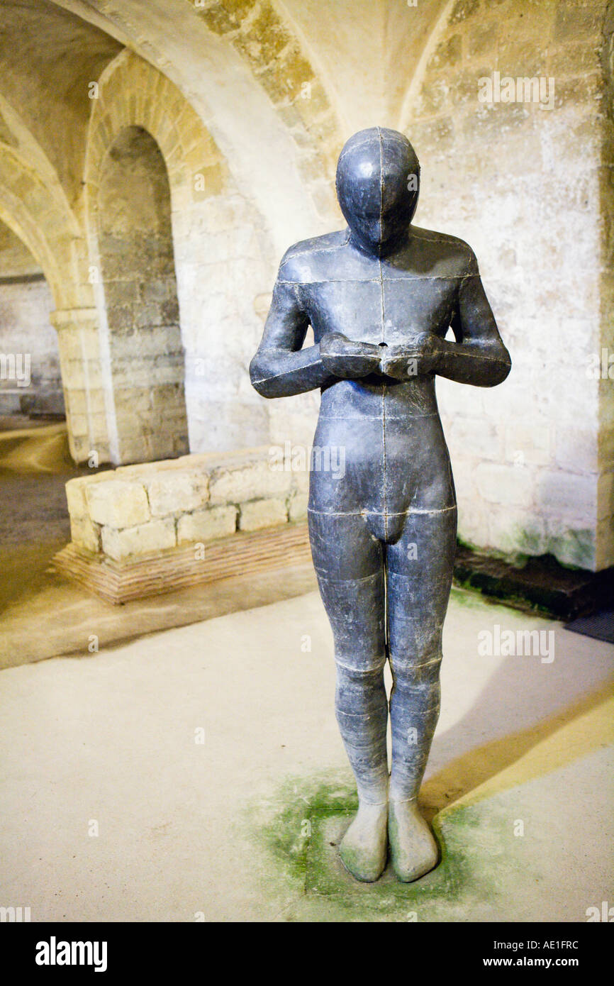 Vorderansicht der Sound II 1986 Skulptur von Antony Gormley in der Krypta der Kathedrale von Winchester, Hampshire, England Stockfoto