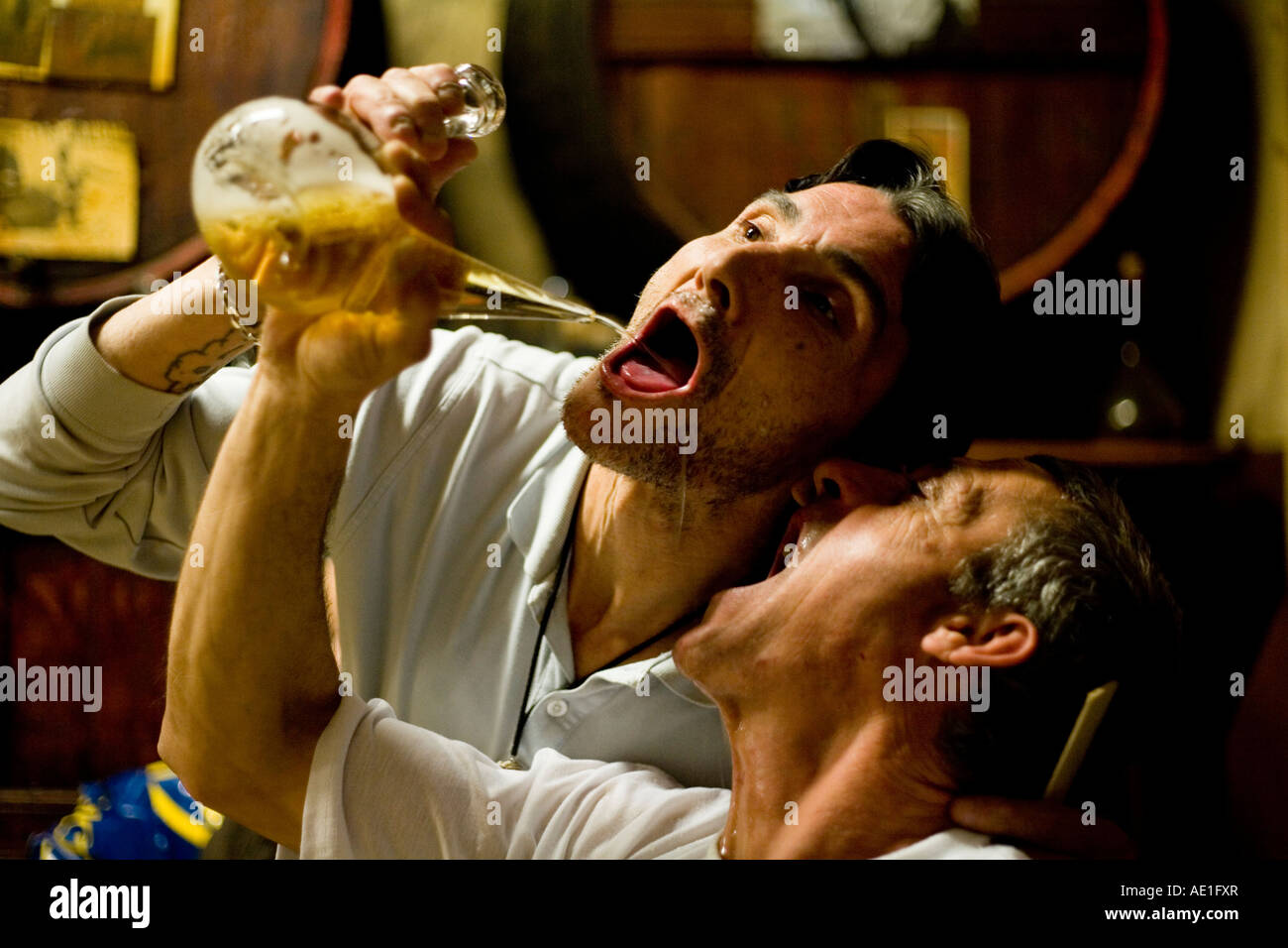 Spanien Barcelona Bar 2 Männer trinken Stockfoto