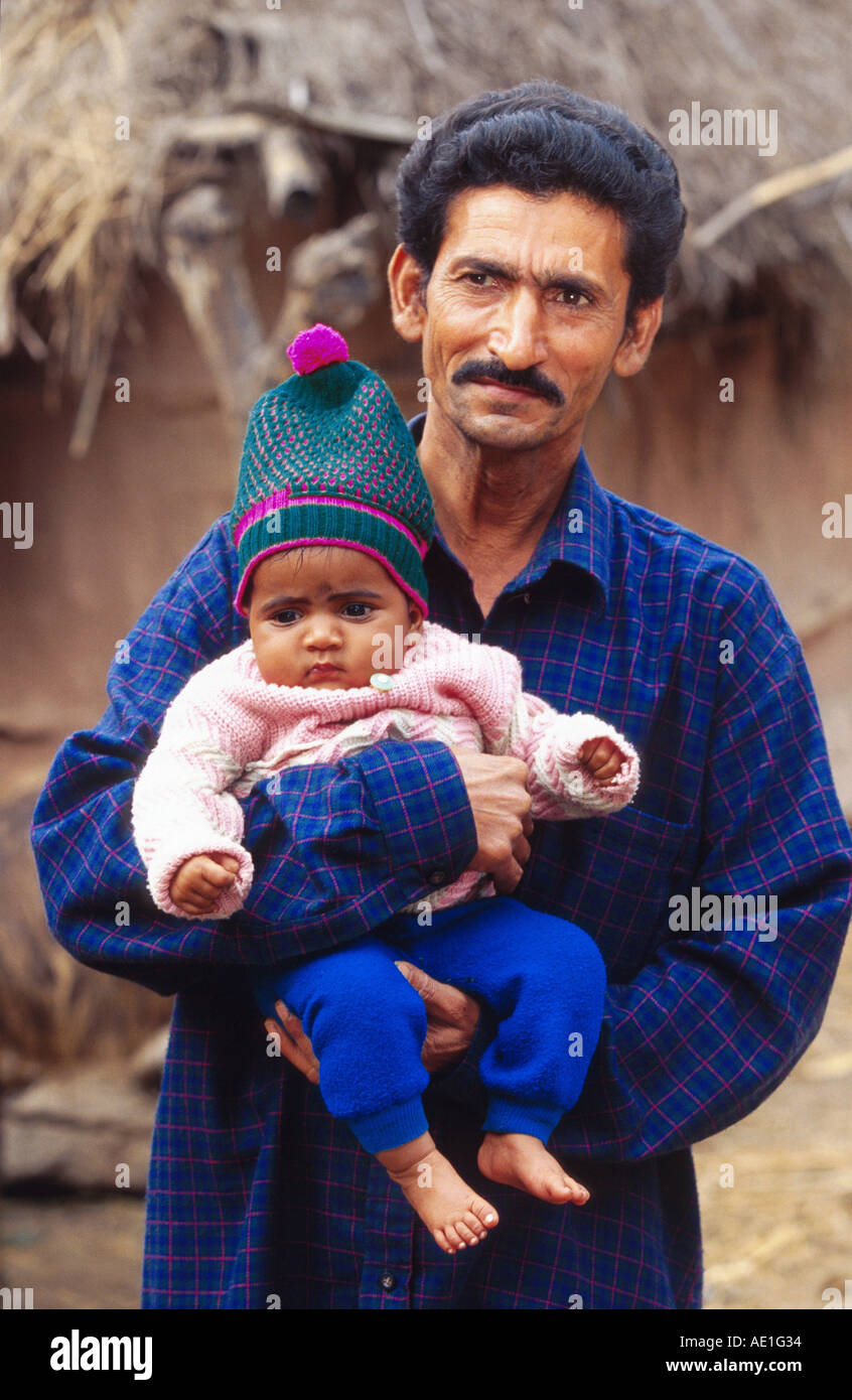 indischer Mann hält ein Kind an den Armen, Indien, Uttar Pradesh Stockfoto