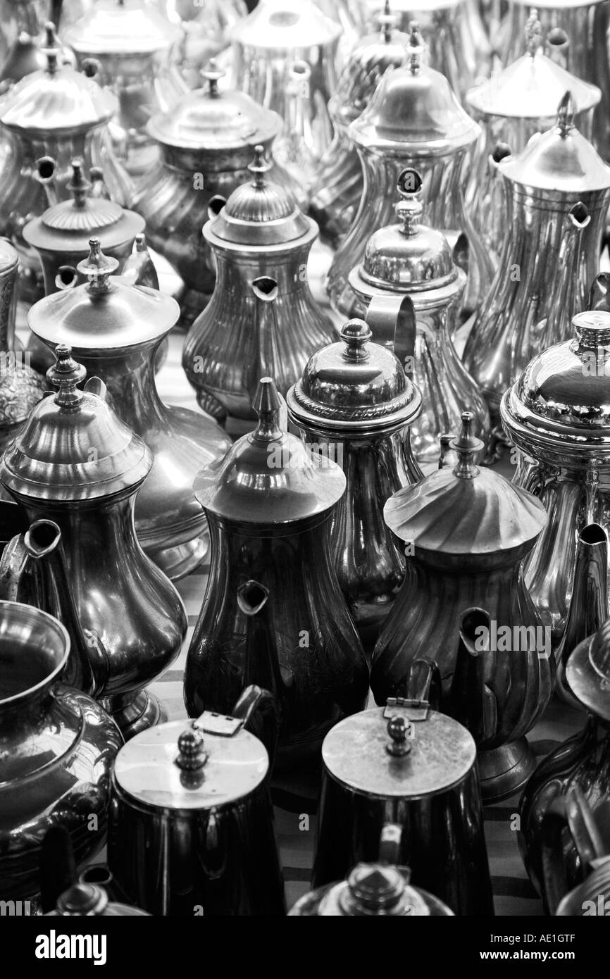 Silber Kaffeekannen auf Markt, Rom. Schwarz und weiß. Stockfoto