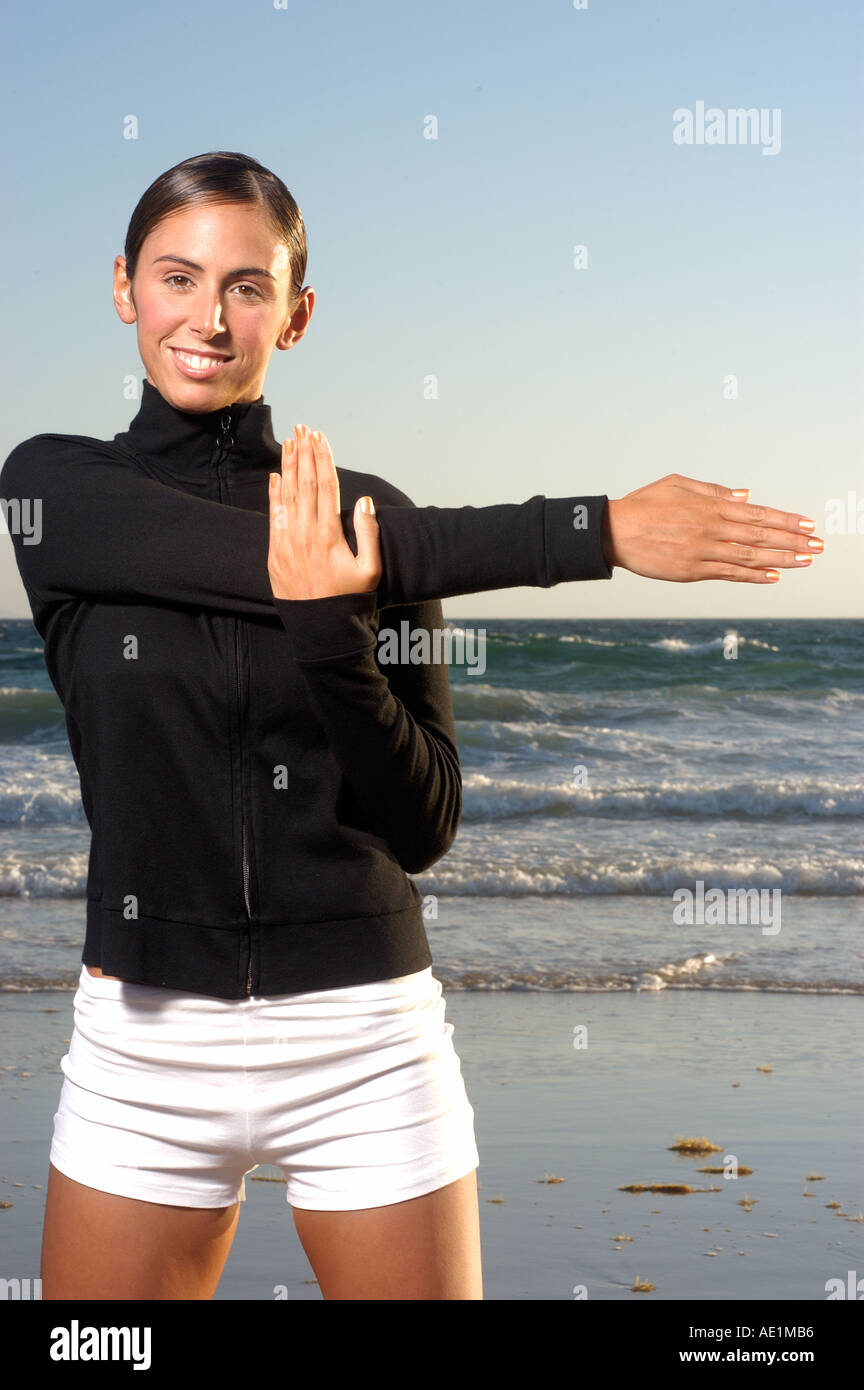 junge Frau am Meer ausdehnen Stockfoto