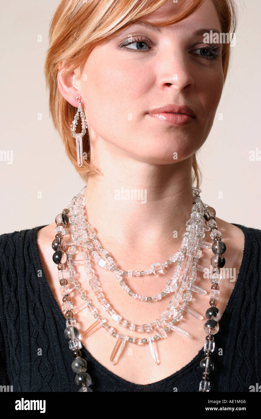 Studio-Porträt einer jungen Frau mit Perlen Stockfoto