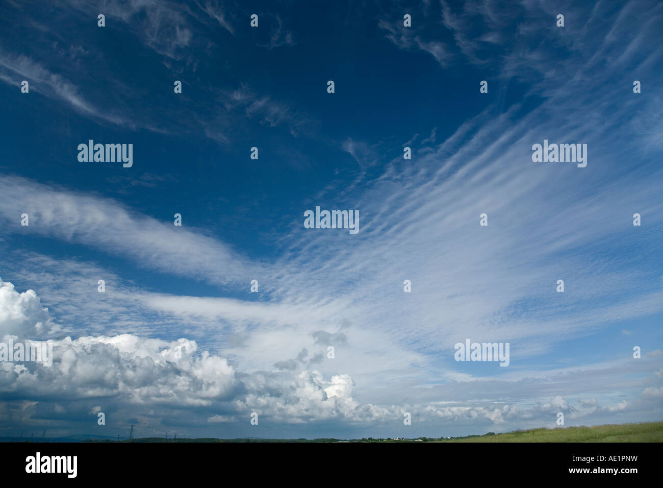 gemischte Wolke Formationen Stratocumulus und Cumulonimbus vor blauem Himmel Stockfoto