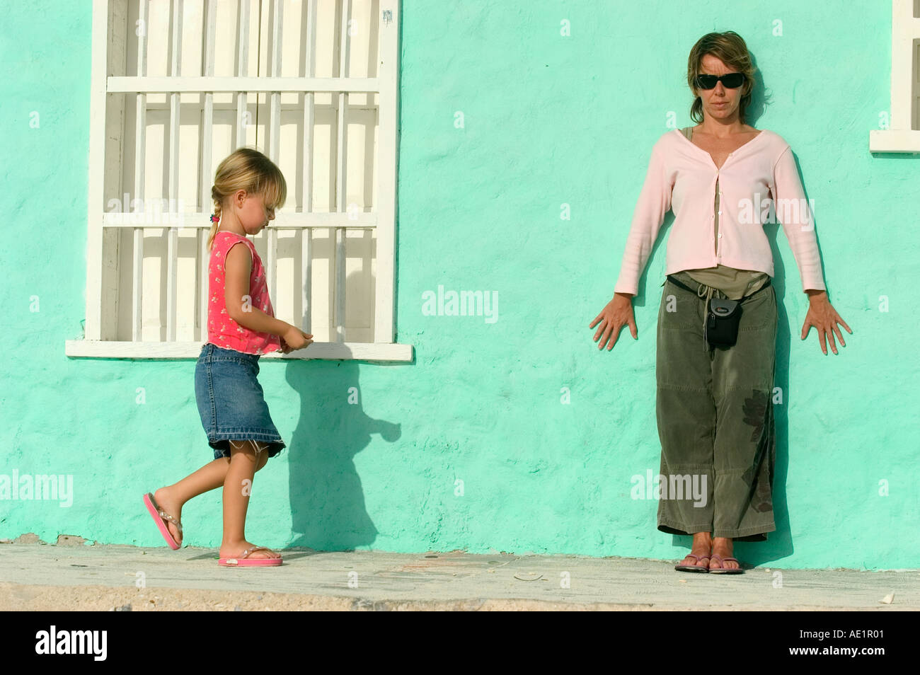 Frau und ein kleines Mädchen zu Fuß Stockfoto