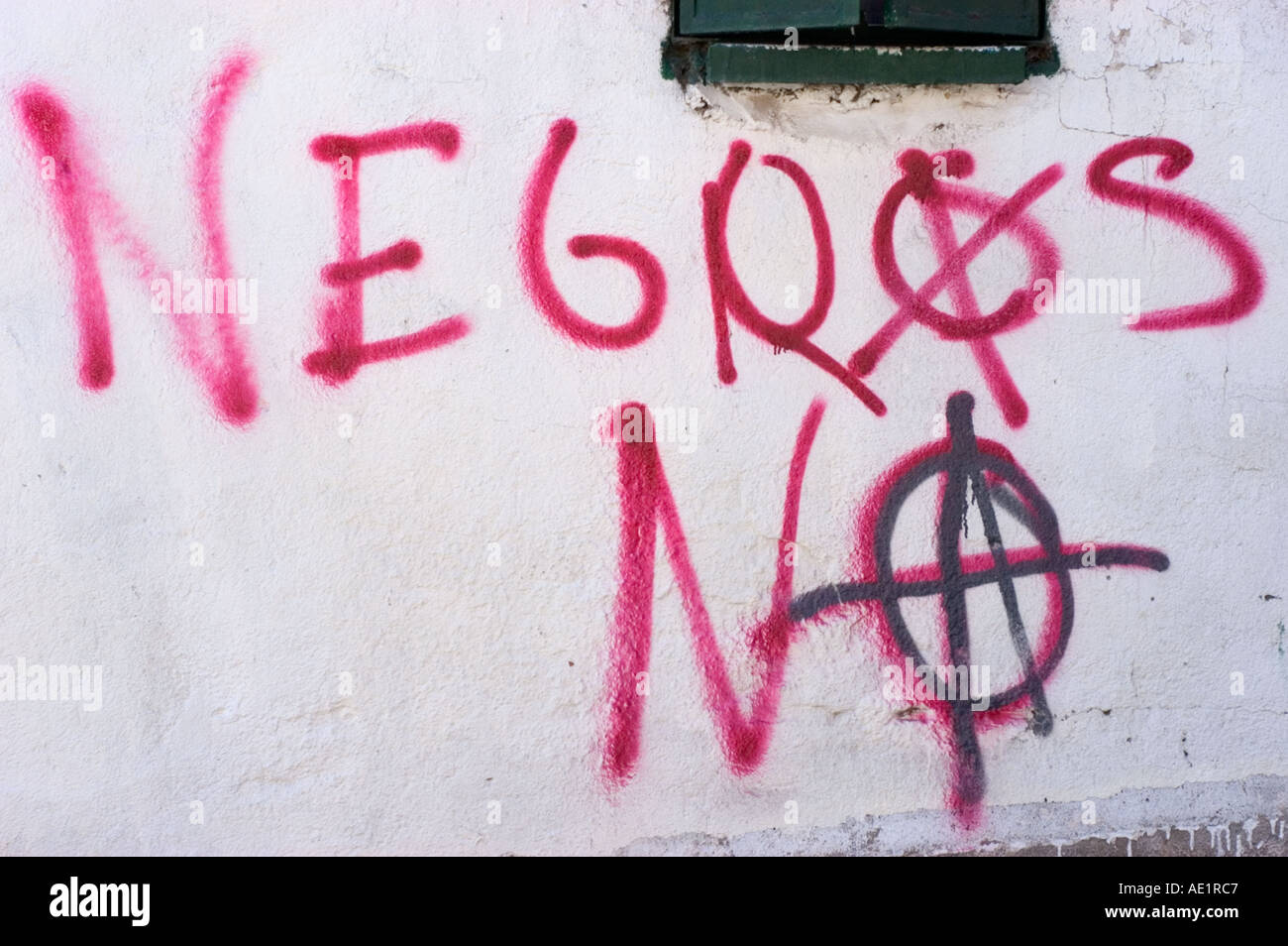 Rassistische Graffiti-Botschaft Stockfoto
