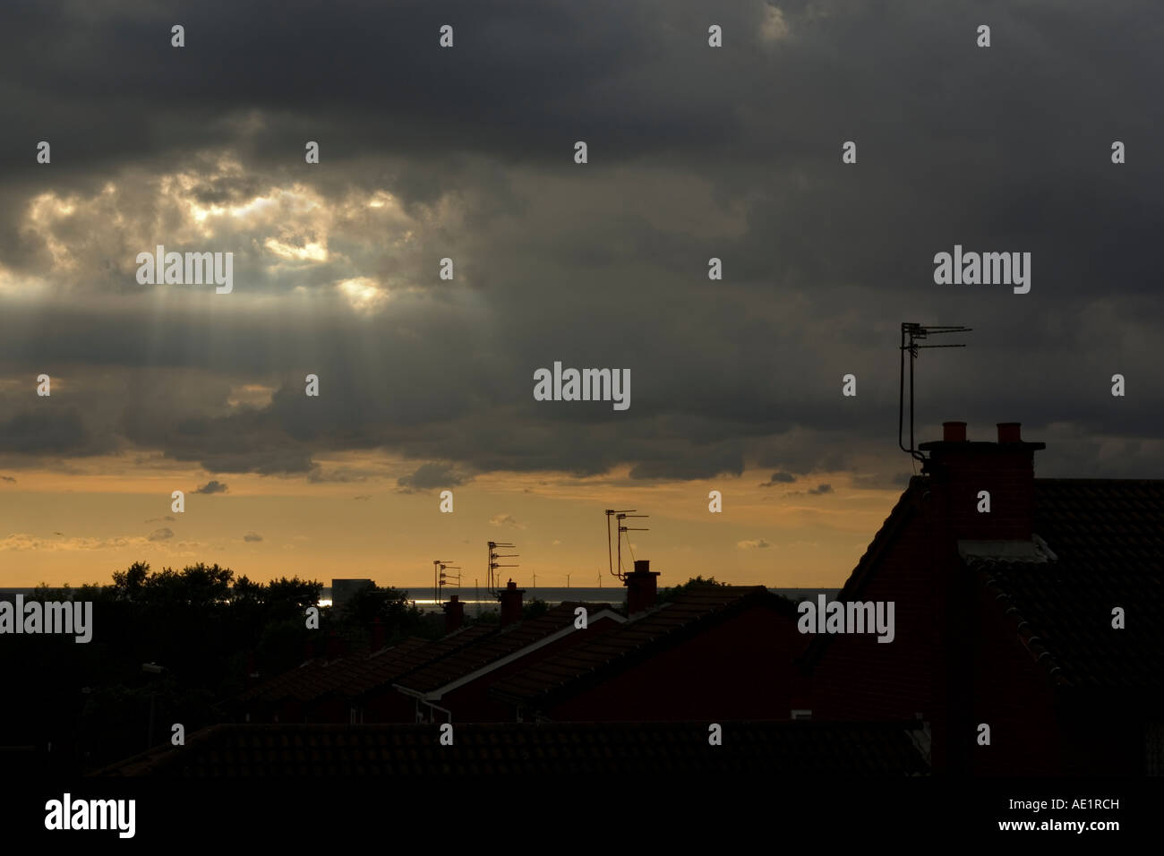 Horizontale / Landschaft Foto Silhouetted Dächer, gegen die Strahlen der Sonne in Liverpool zu brechen Stockfoto