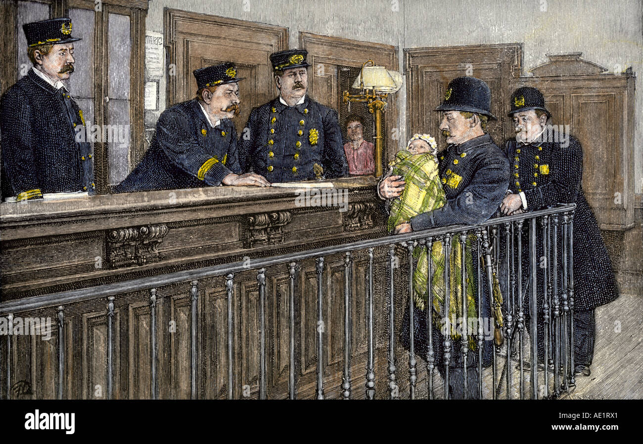 Polizist Holen in ein ausgesetztes Kind in einer Gasse in einer Winternacht in New York City 1890 s gefunden. Hand - farbige Holzschnitt Stockfoto