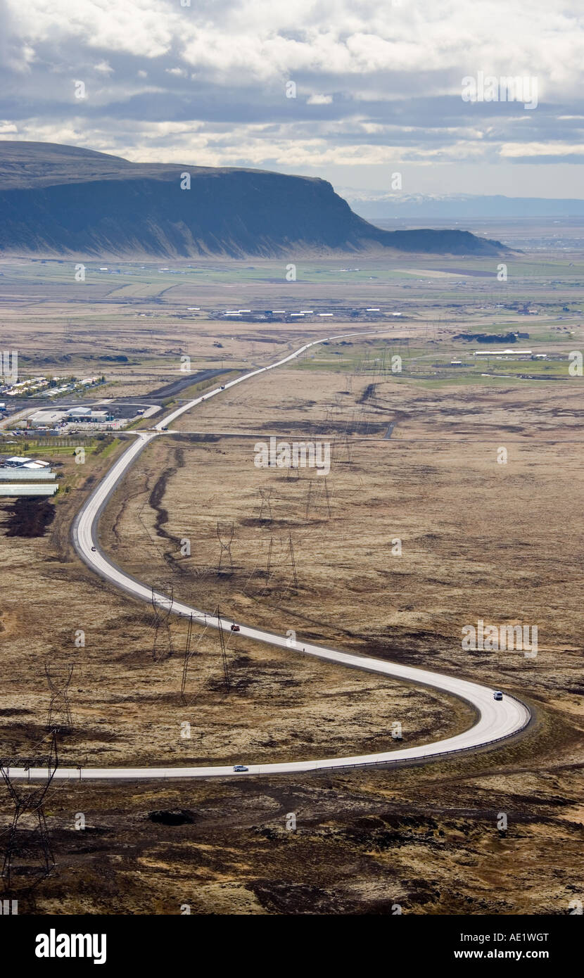 Kurvenreiche Straße, Island über Tal hoch läuft Stockfoto