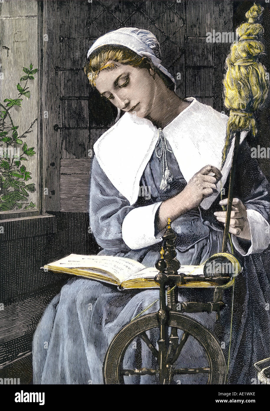 Junge Puritan Frau lesen, während Sie das Rad drehen. Hand - farbige Holzschnitt Stockfoto