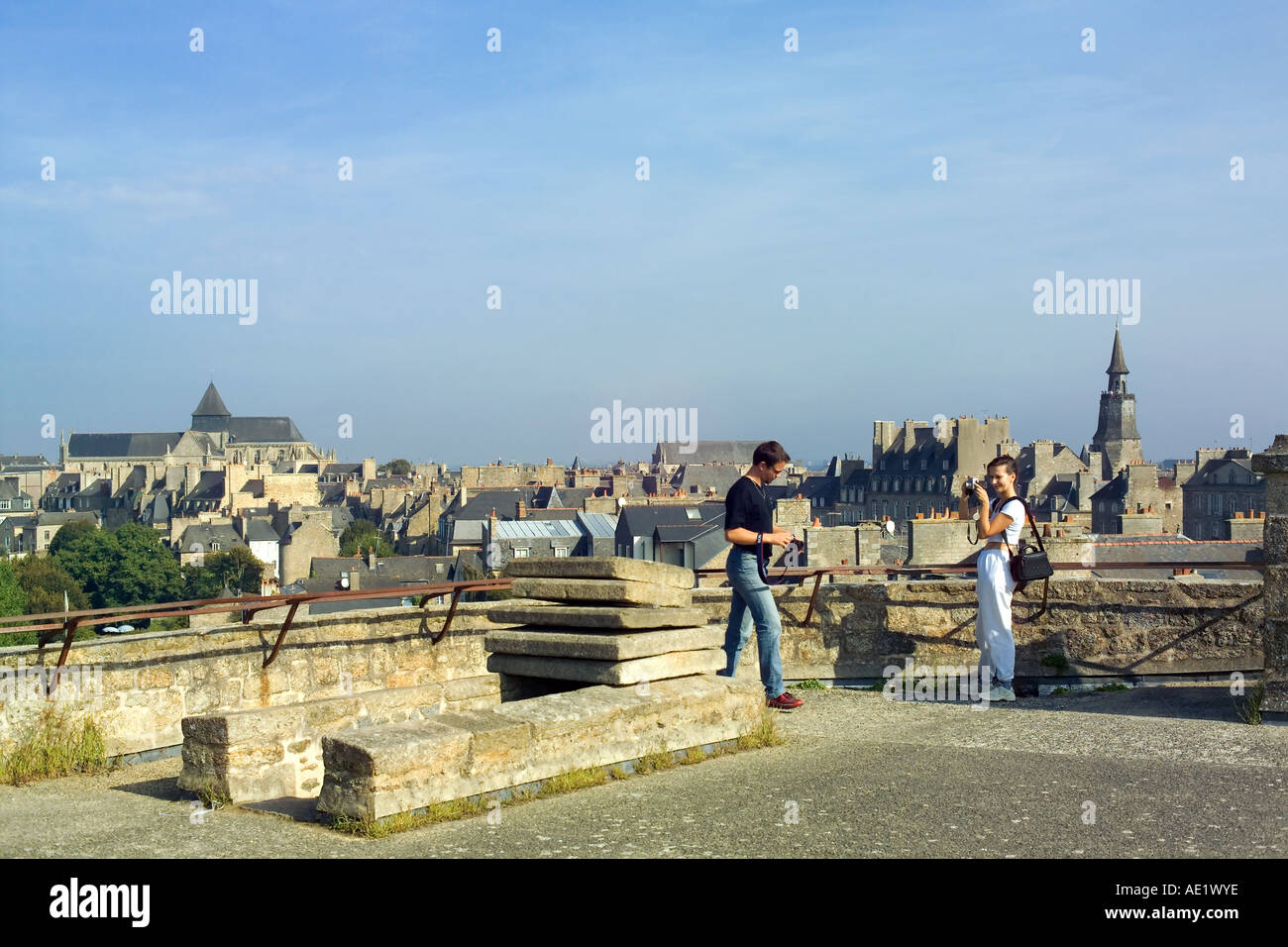 Junges Paar Bilder aufnehmen, Duchesse Anne's Castle, Dachterrasse mit Blick auf die Stadt, Dinan, Bretagne, Frankreich, Europa Stockfoto