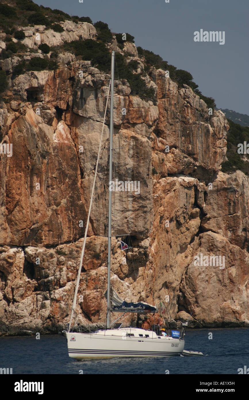 Sardinien, kleine Segelyacht Stockfoto