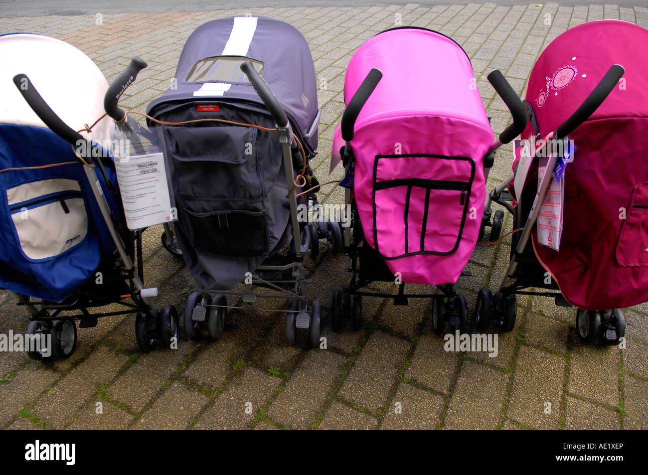 Kinderwagen Zeile vier Linie Babys Farbe rosa rot horizontale Elternschaft Stockfoto
