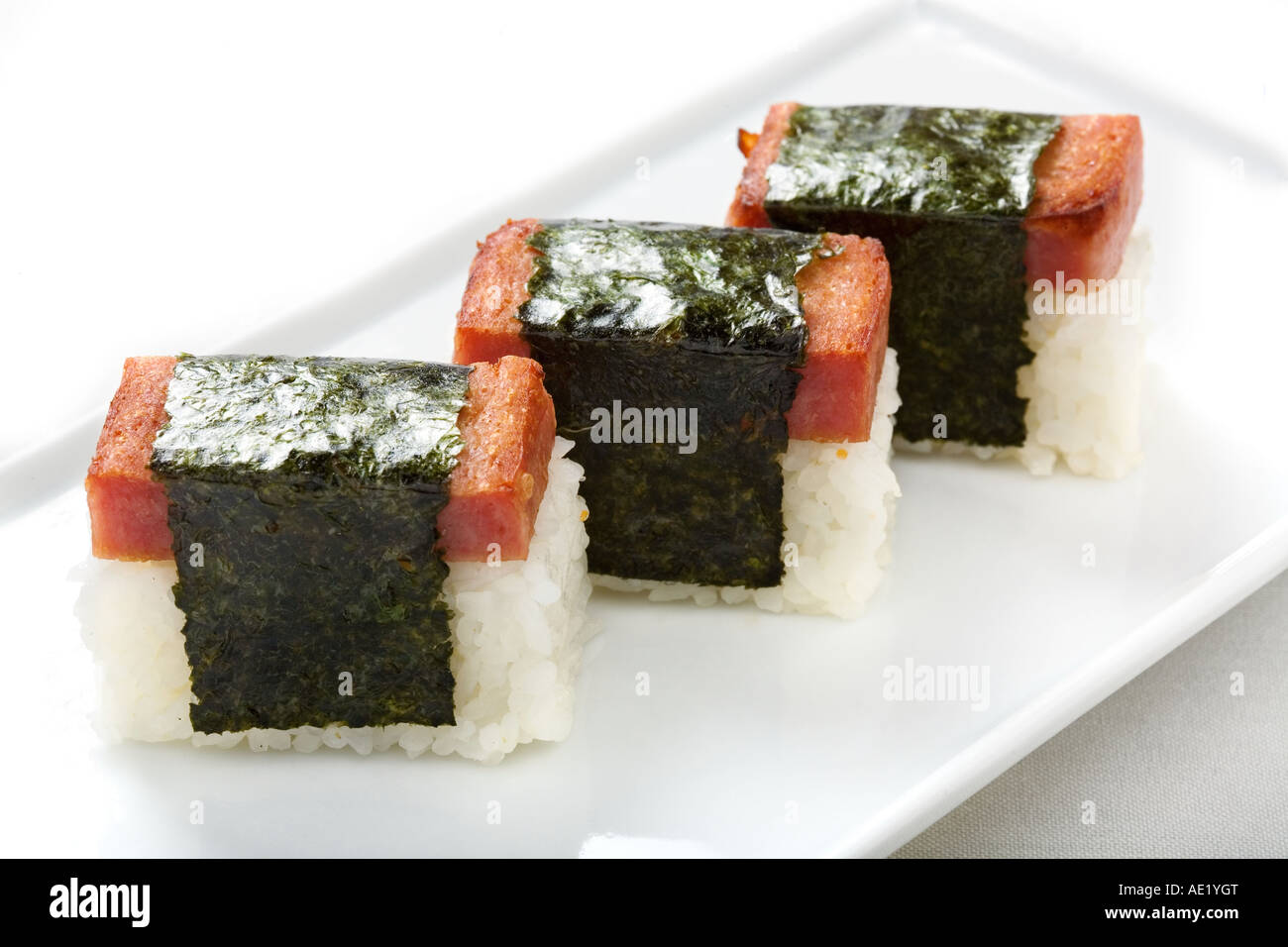 Ein japanisches Gericht auf einem Teller, bestehend aus drei Stücken Reis Wraps. Stockfoto
