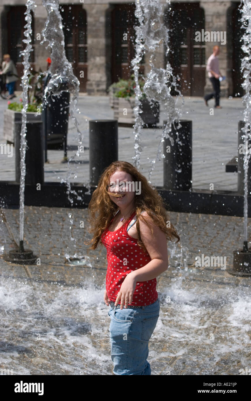 Mädchen in Brunnen, Marktplatz Ypern, Belgien Stockfoto