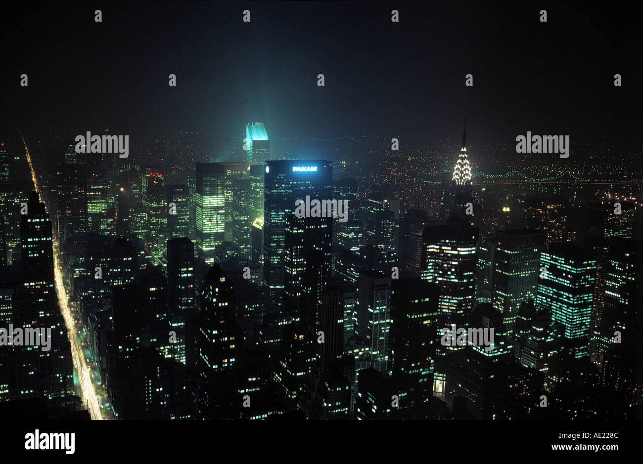 Neonschrift von Panam Skyline Stadt New York bei Nacht Bundesstaat New York usa Stockfoto