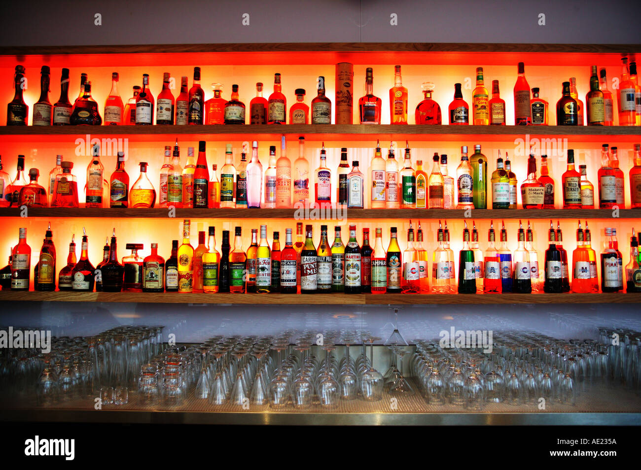 Flaschen hinter einer Bar in einem Club cocktail Stockfotografie - Alamy