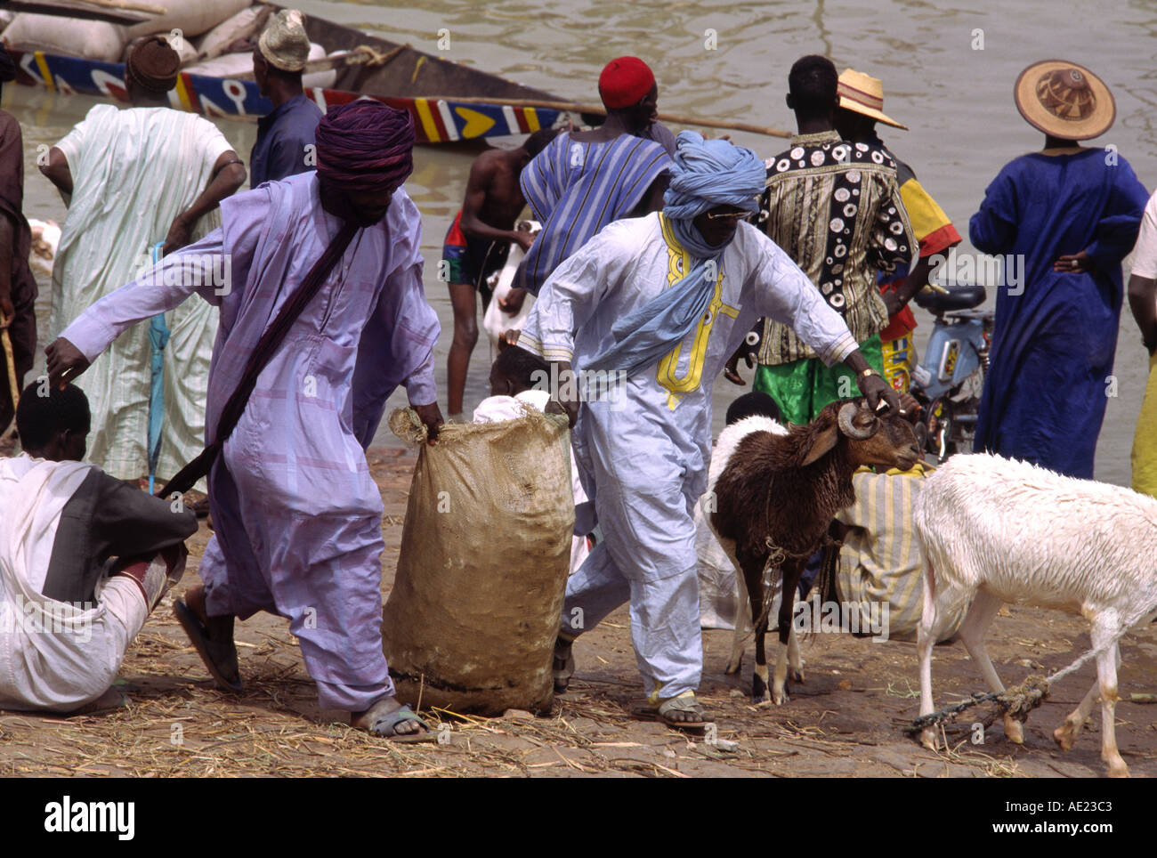 Menschen an den Ufern des Flusses Niger, Mopti, Mali Stockfoto