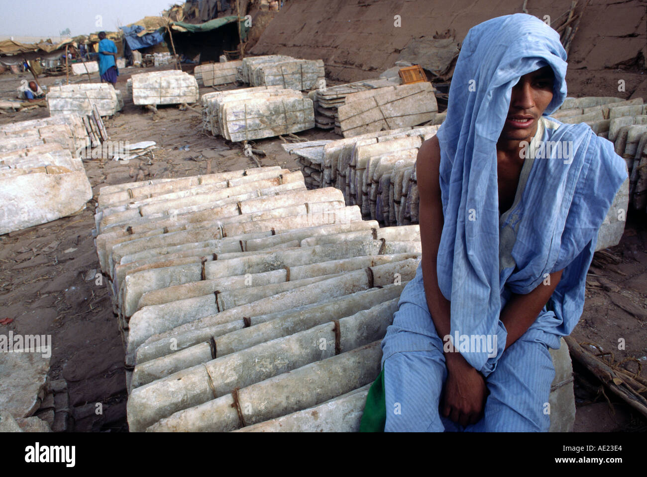 Ein Händler an den Ufern des Flusses Niger sitzt mit Platten aus Salz brachte aus der Sahara Stockfoto
