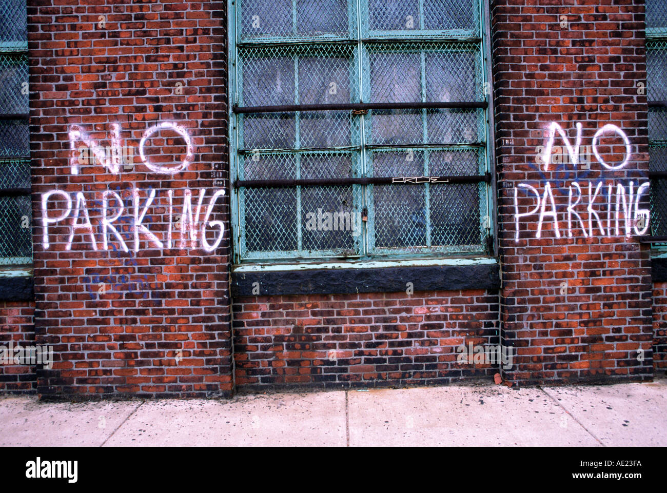 Keine Parkplätze auf einem Gebäude gemalt Stockfoto