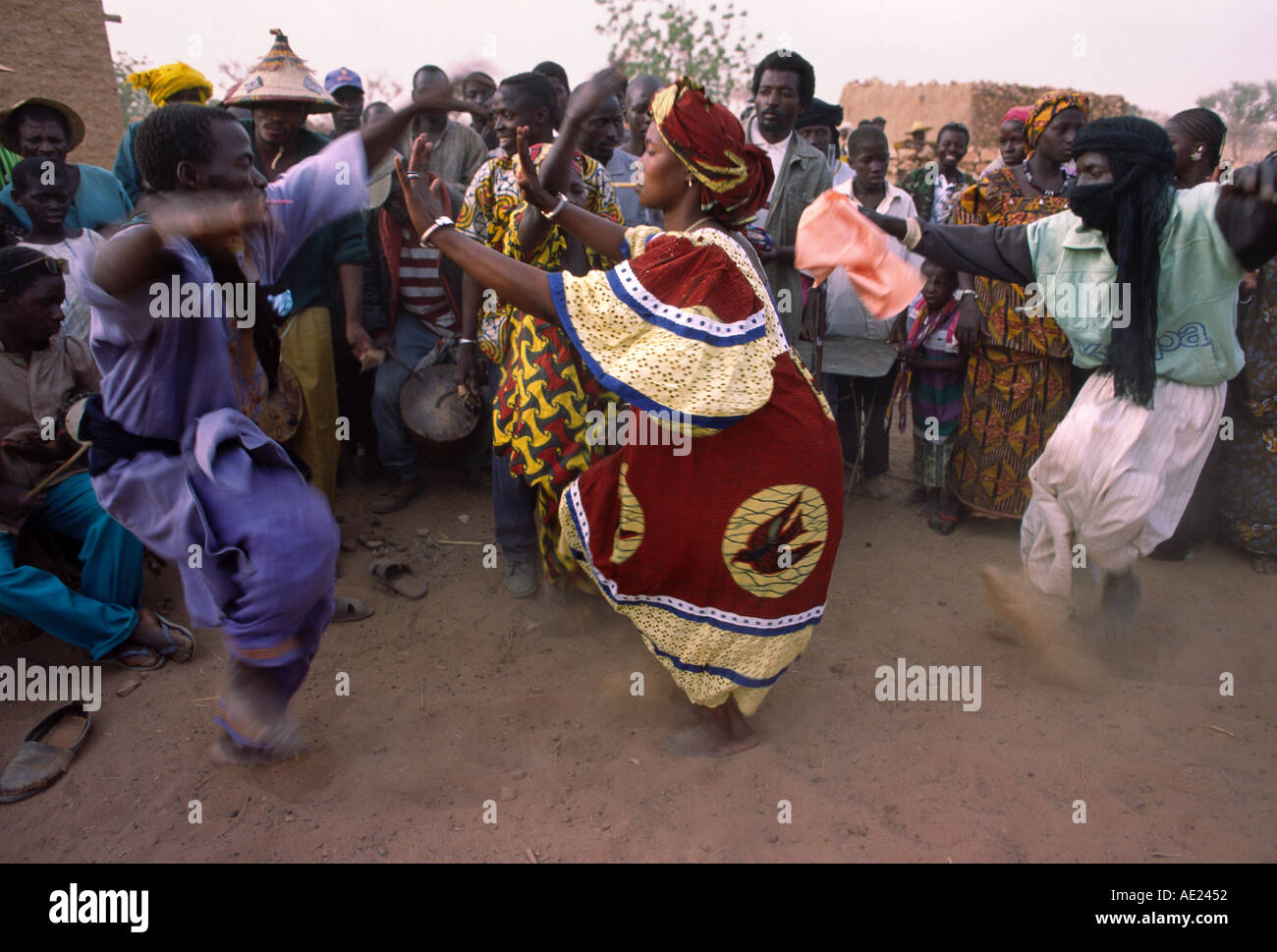 Dogon Männer und Frauen tanzen während einer Dorf-Feier, Mali Stockfoto