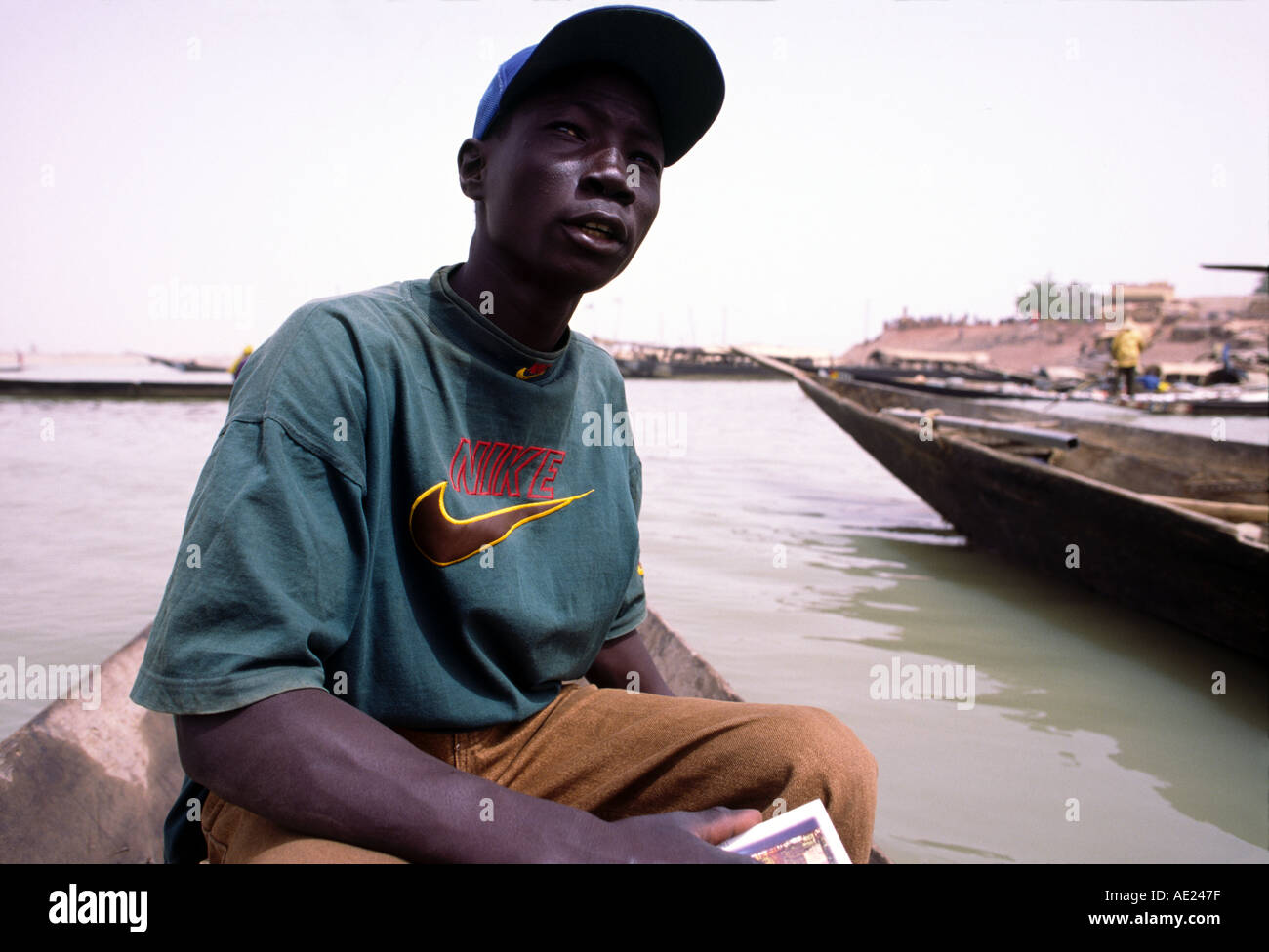 Junger Mann in einer Piroge auf dem Niger in Mopti, Mali Stockfoto