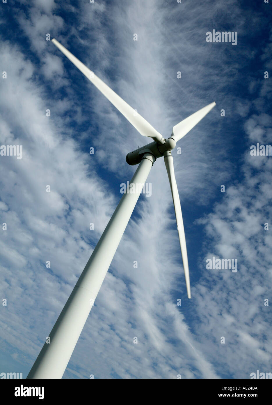 WINDKRAFTANLAGE MIT BLAUEM HIMMEL Stockfoto