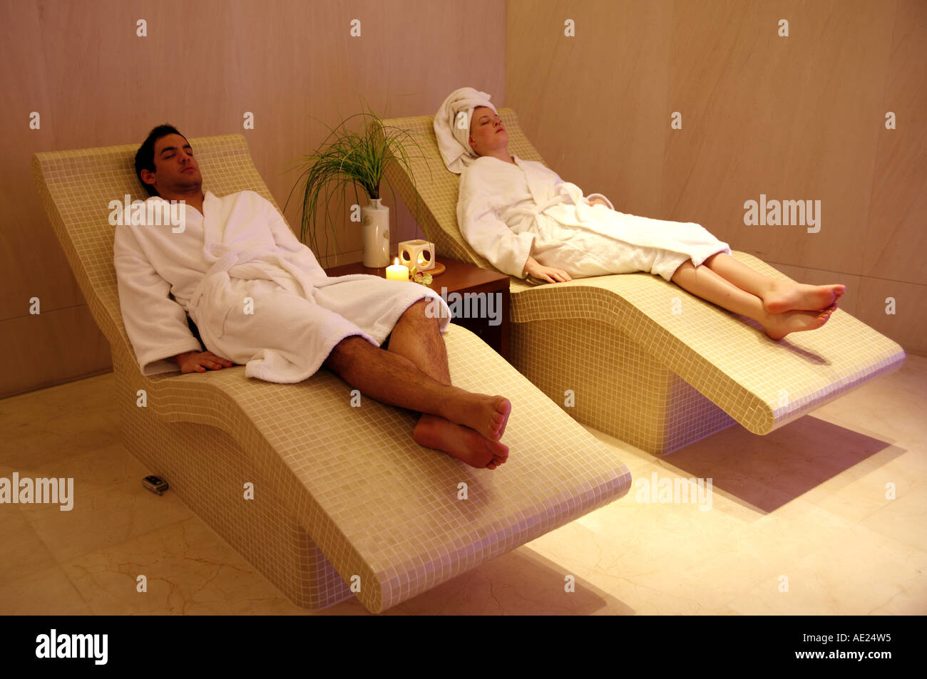 Ein paar gemeinsam in einem Spa entspannen Stockfoto