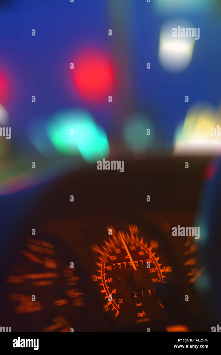 abstrakten Blick auf Tacho und unscharfen Nachtverkehr Stockfoto