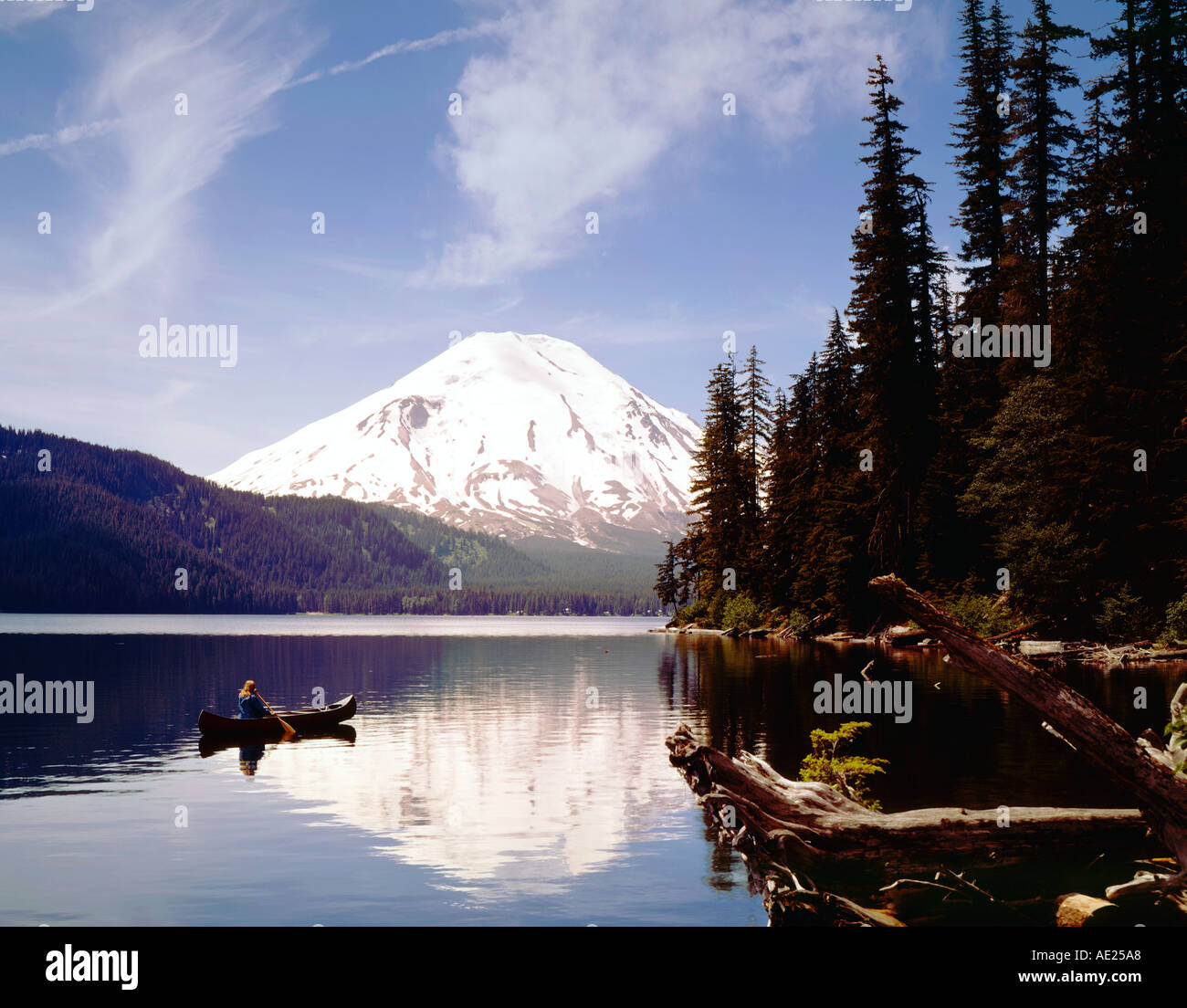 Kanu gleitet über Spirit Lake bei Mt St Helens im Bundesstaat Washington USA vor dem Erdbeben in den 80 s Stockfoto