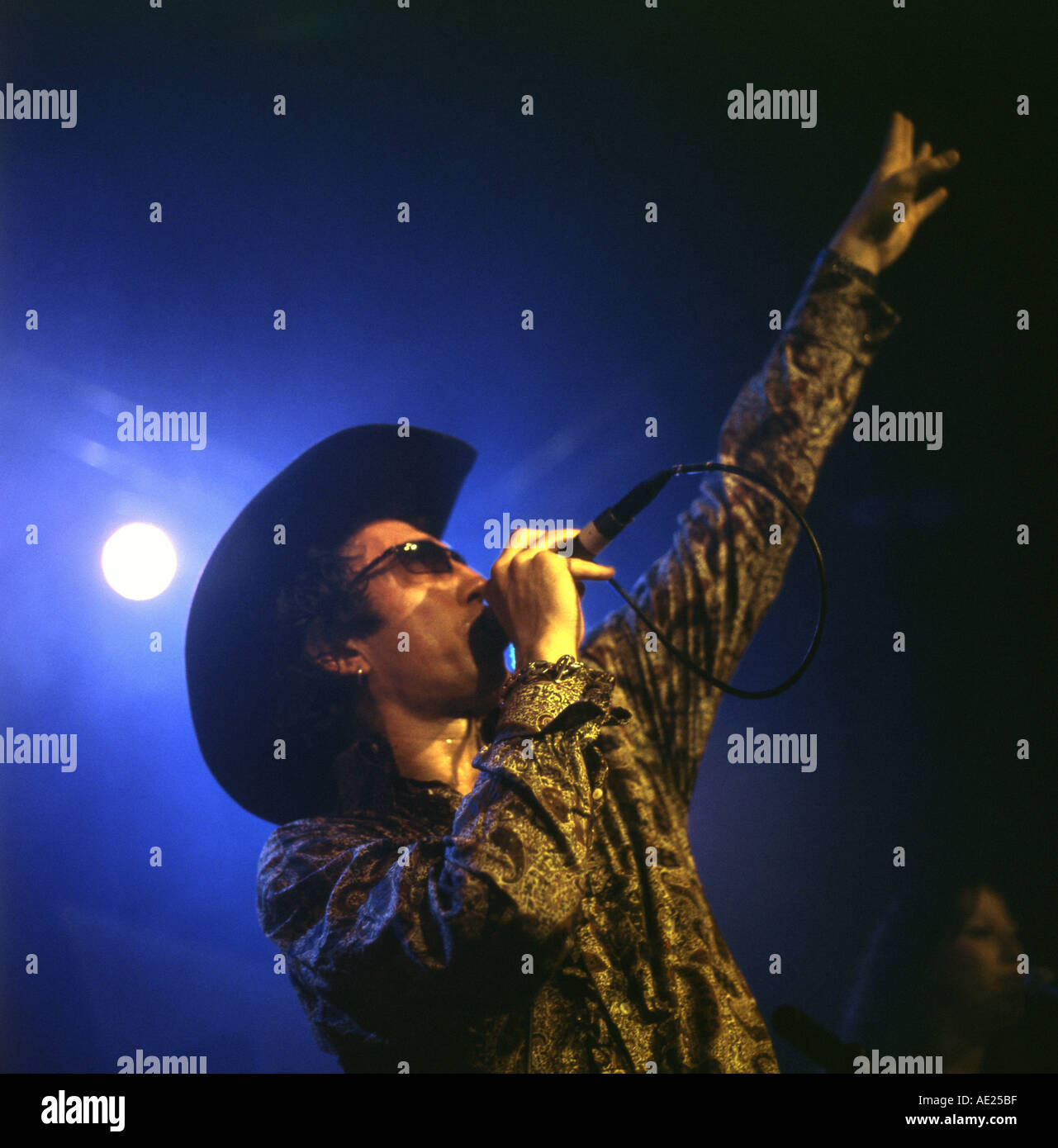 Larry Love (Rob Spragg) Sänger der Alabama 3 Band 'Woke Up This Morning' Sopranos Theme Tune Singing on Stage Hay Festival 2003 KATHY DEWITT Stockfoto