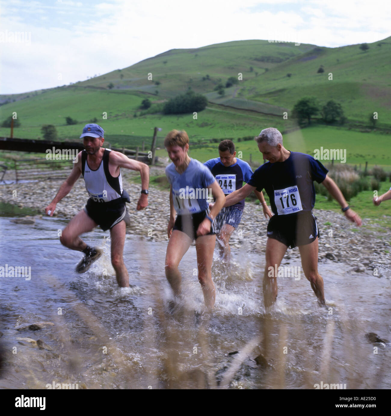 Marathon-Teilnehmer überqueren die Abergwesyn Furt bei Mann V Pferderennen in Llanwrtyd Wells Powys Wales KATHY DEWITT Stockfoto