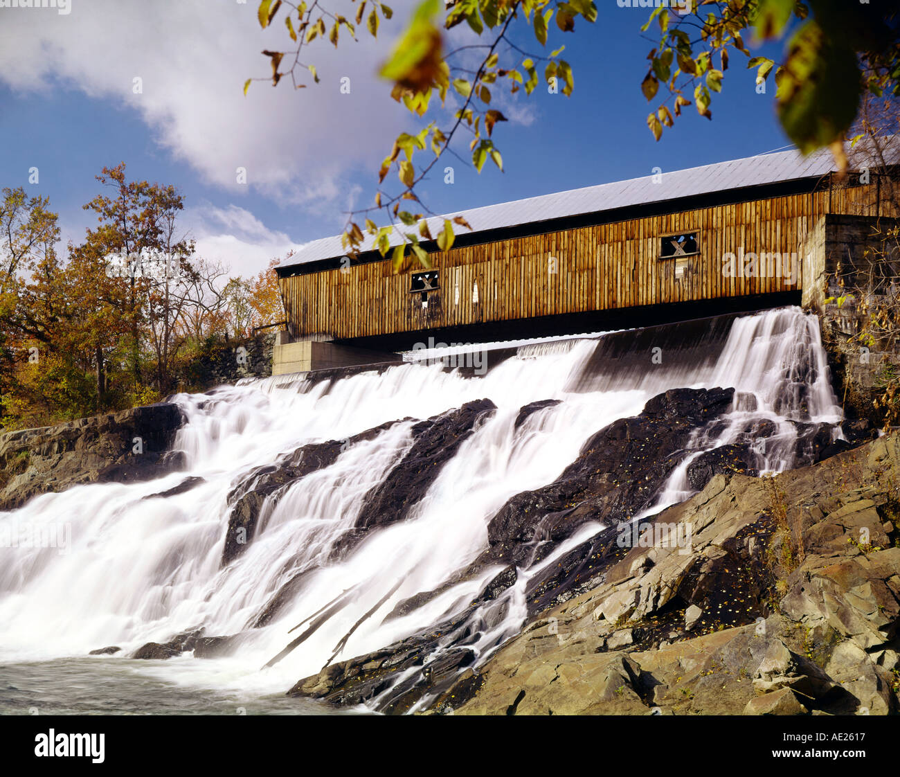 überdachte Brücke Nord Hartland Vermont im Herbst Laub Saison Stockfoto