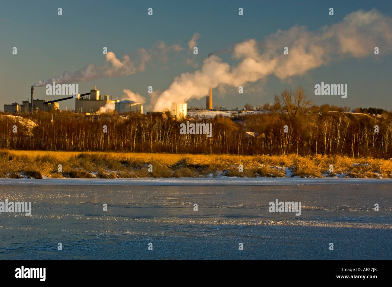 Vale Eisenerz Werk spiegelt sich in frischem Eis auf Kelly See, Greater Sudbury, Ontario, Kanada Stockfoto