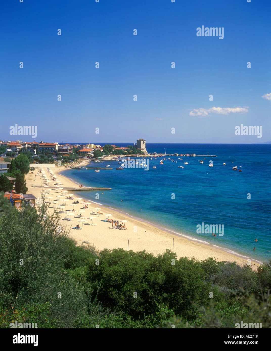 Panoramablick auf den Strand, Hafen und Turm auf der Athos-Halbinsel auf der Halbinsel Chalkidiki Ouranoupolis Stockfoto