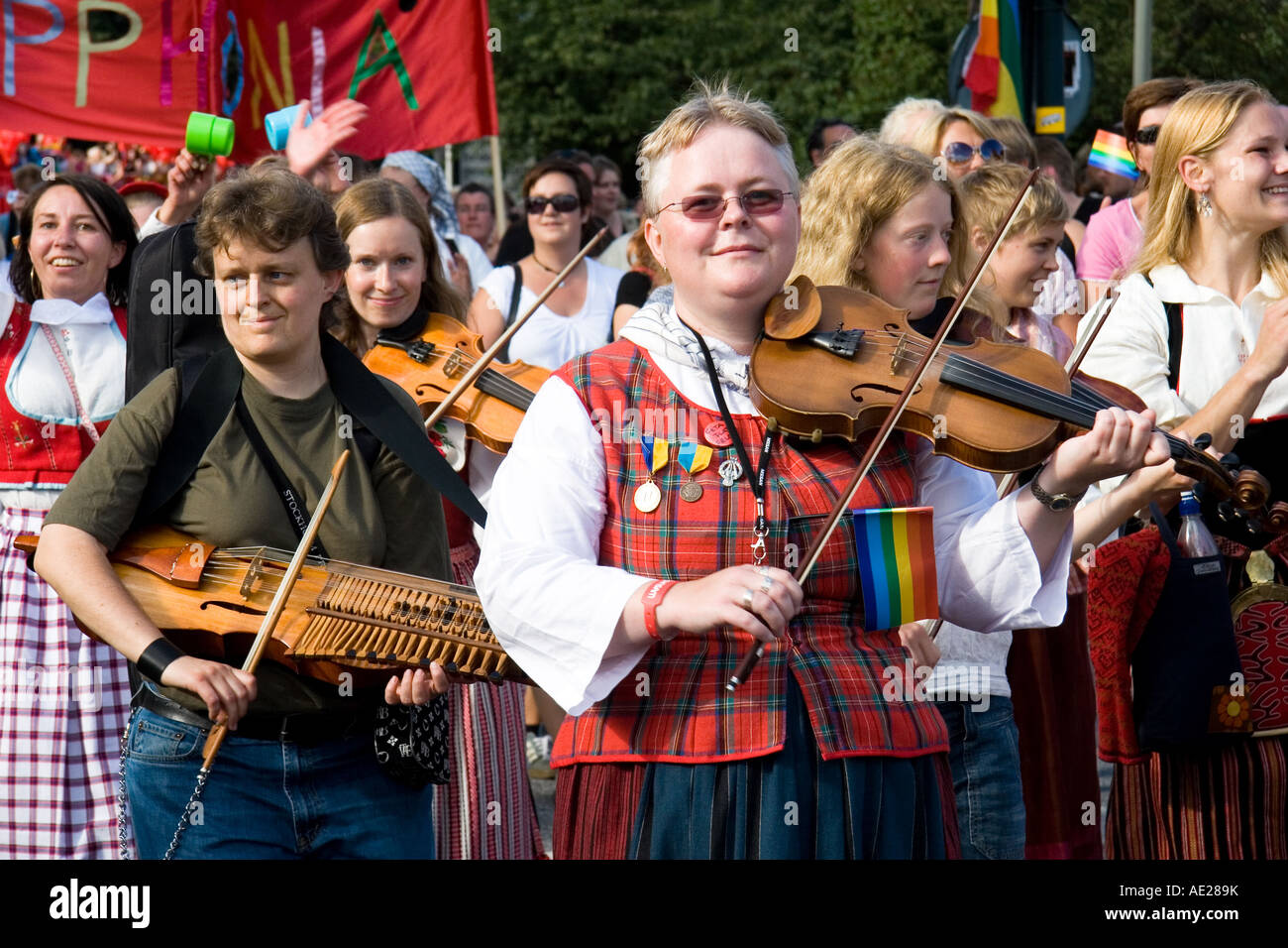 Prideparade in Stockholm 2007 Whomen spielen Geigen und alte keyharp Stockfoto